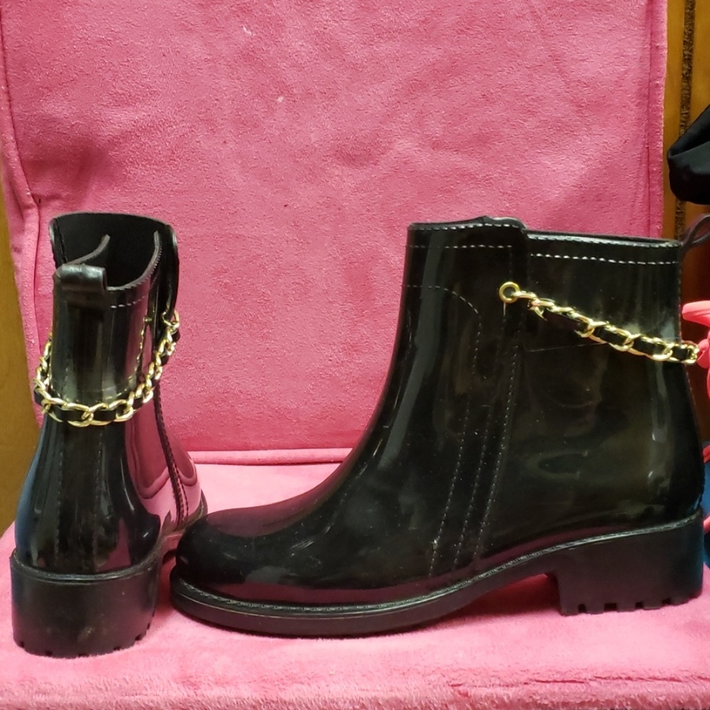 Rain boots with chain detail